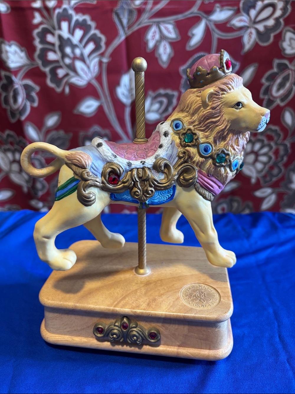 Decorative Vintage music box Carousel Lion Figurine in Cream and Pink - Branded